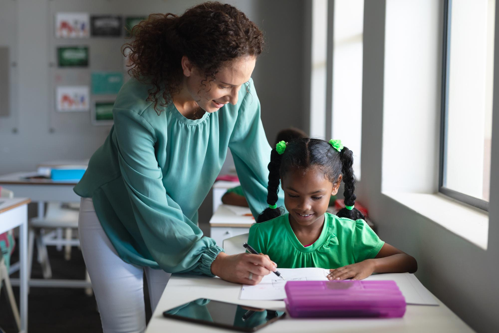 Capa do curso: Princípios Básicos de Habilidades e Técnicas do Cuidador Educacional na Educação Básica